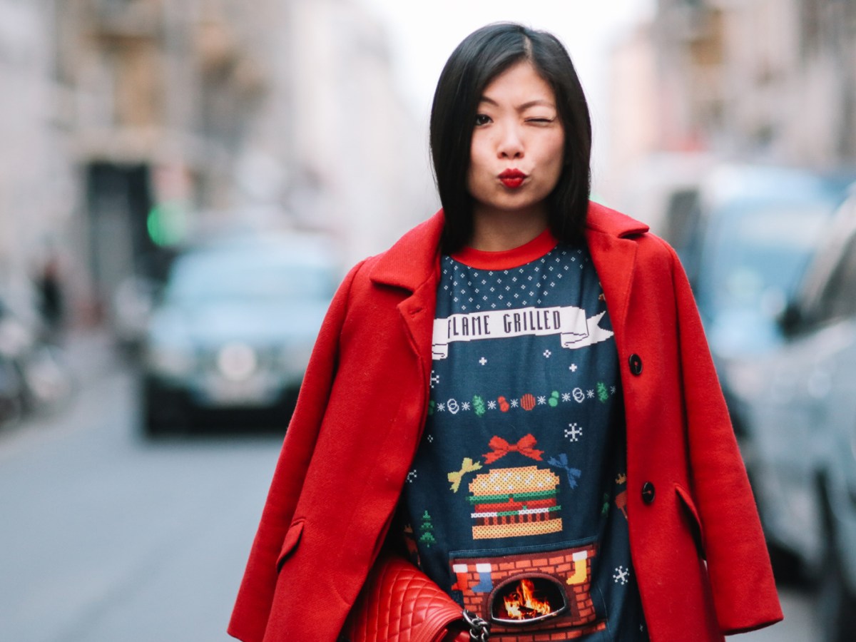 Bunter Pullover mit weihnachtlichen Motiven und einem Kamin.