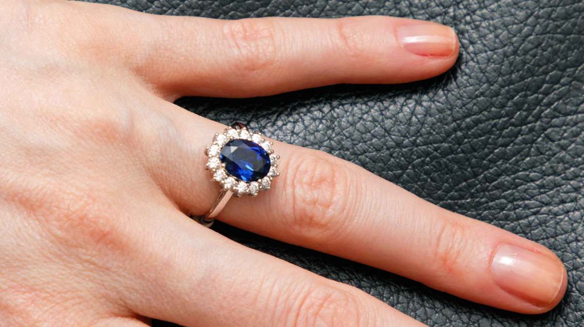 Saphirring an einem Finger.