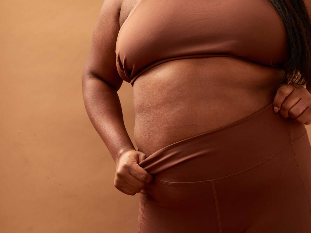 Rumpf einer Frau mit &Uuml;bergr&ouml;&szlig;e in Sportkleidung