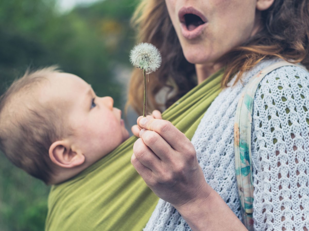 Frau mit Kind und Pusteblume