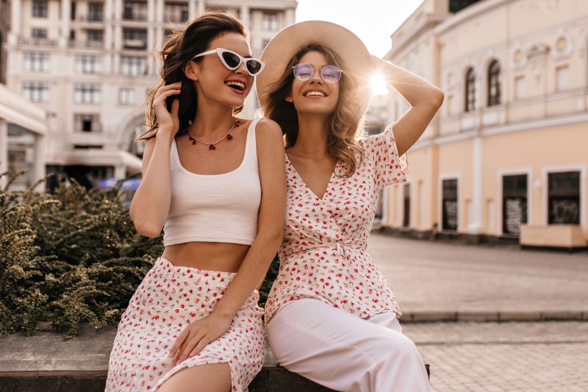 Sommer-Outfits mit Bluse und Rock.