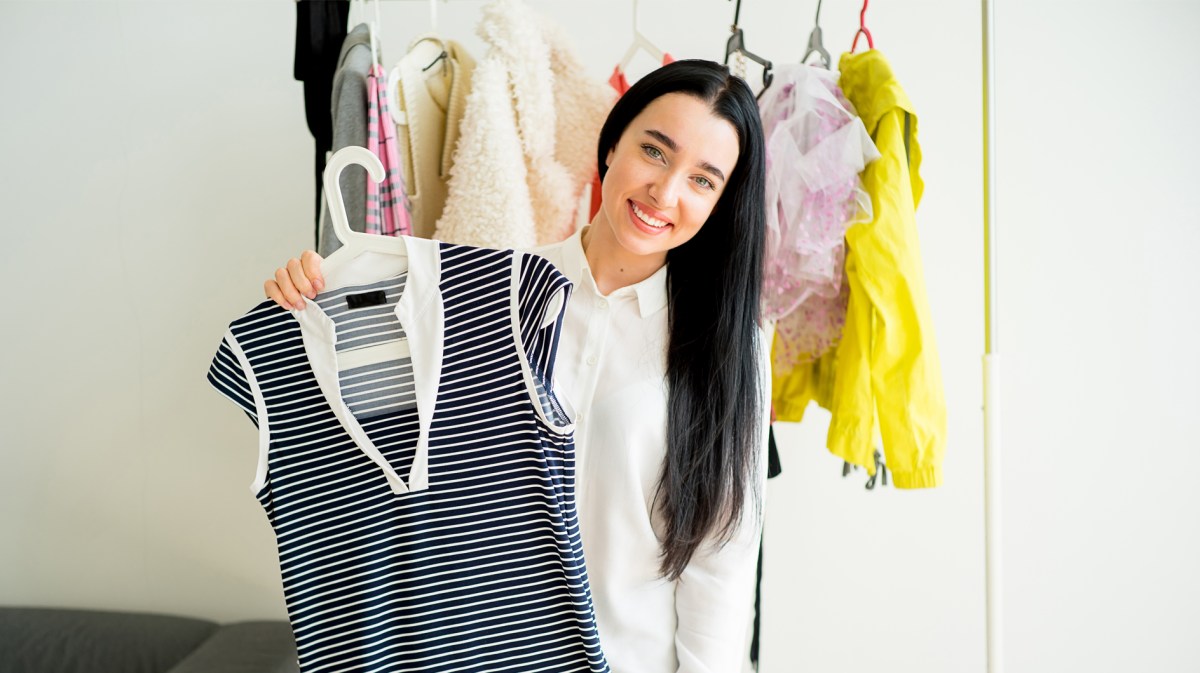 Frau, die ihren Kleiderschrank ausgemistet hat.