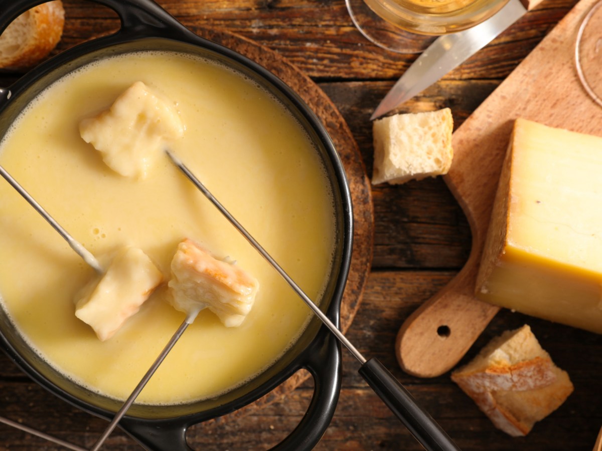 Käsefondue auf Holztisch.