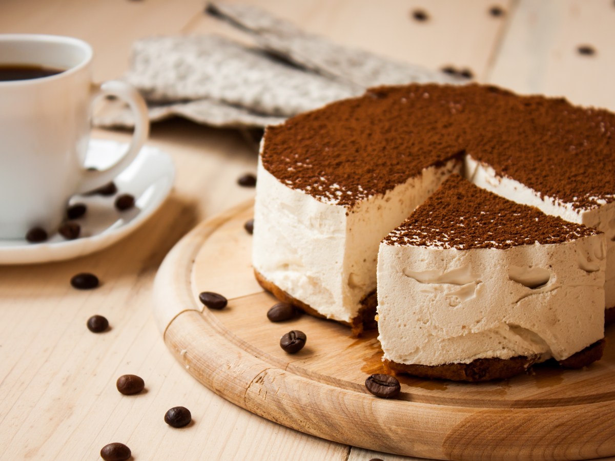 Eiskaffee Torte auf einem Holzteller