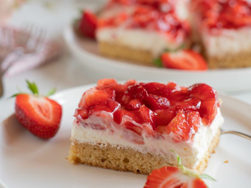 Erdbeerkuchen auf einem wei&szlig;en Teller.