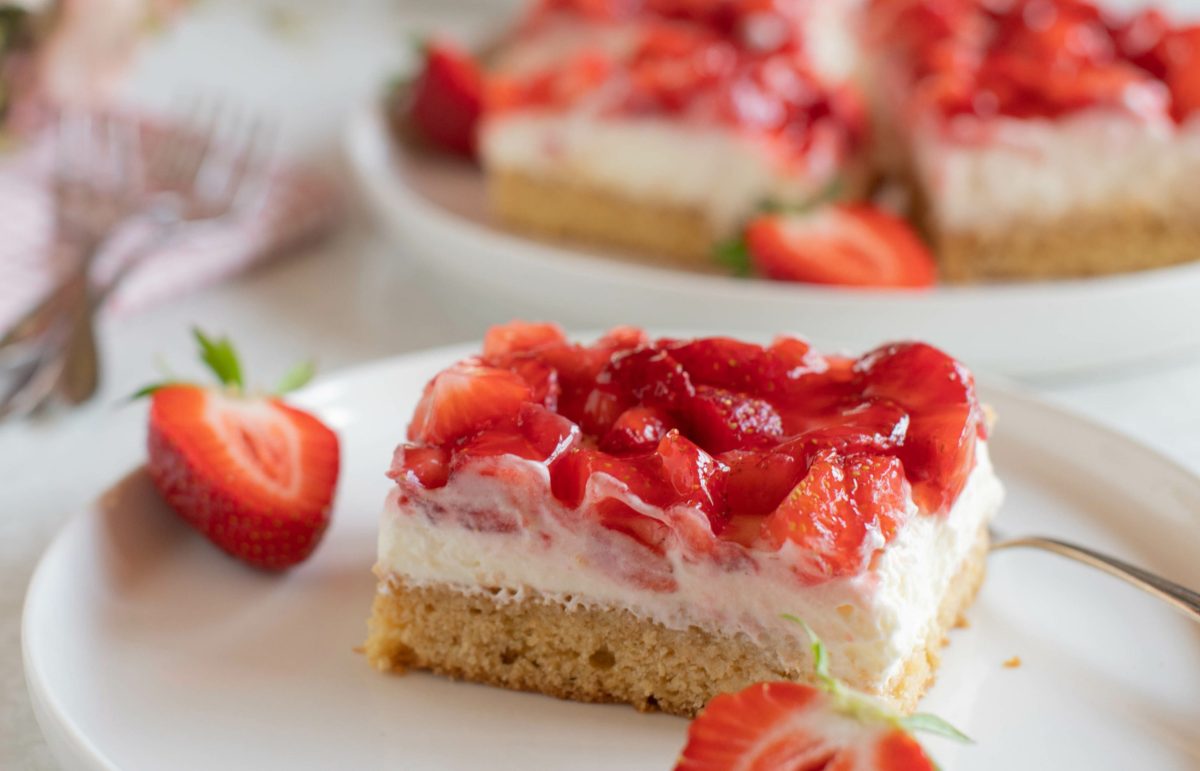 Erdbeerkuchen auf einem weißen Teller.