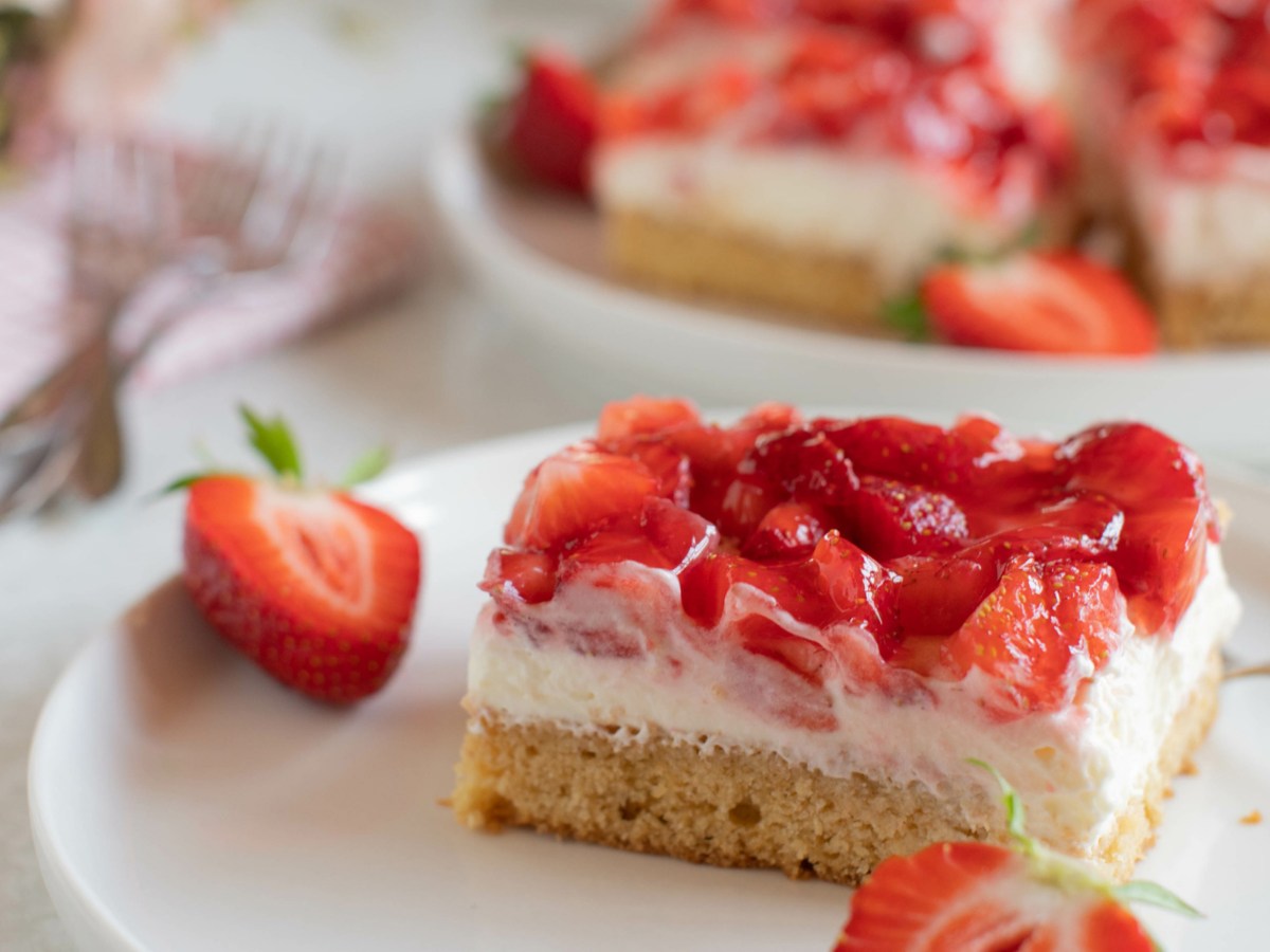 Erdbeerkuchen auf einem wei&szlig;en Teller.