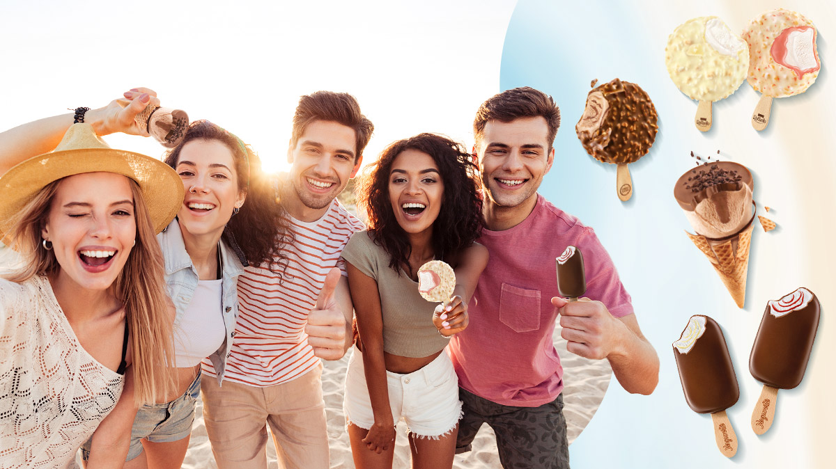 Eine fröhliche Gruppe junger Menschen posiert lachend am Strand, mit schwebenden Eisvariationen im Vordergrund.