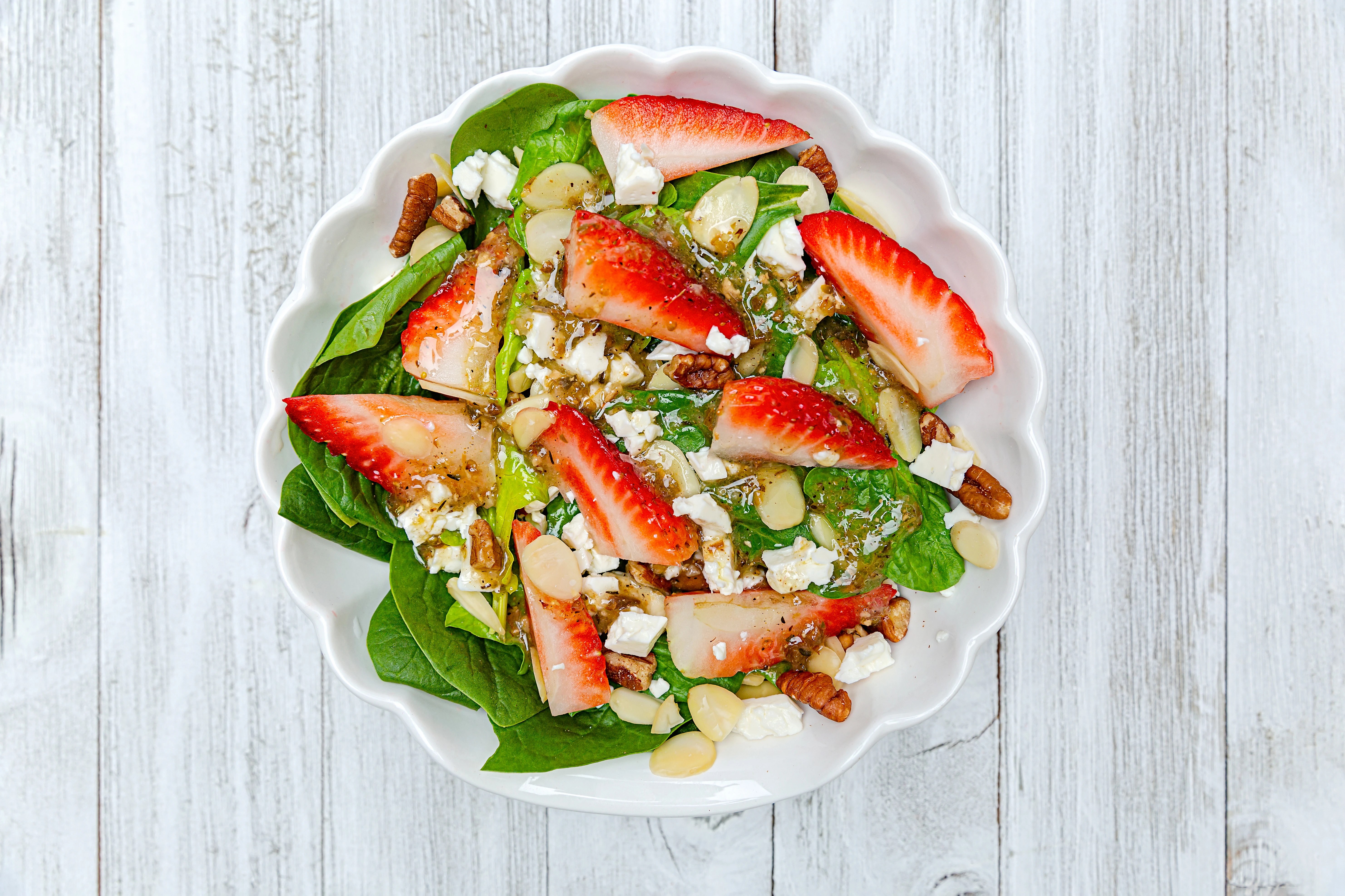 Fruchtiger Grünkohlsalat mit Erdbeeren und Avocado