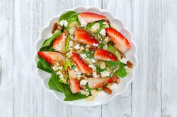 Gr&uuml;nkohlsalat mit Erdbeeren