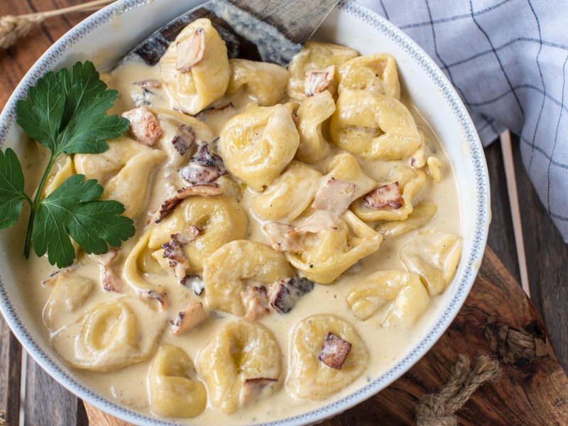 Tortellini mit Sahnesoße und Speck.