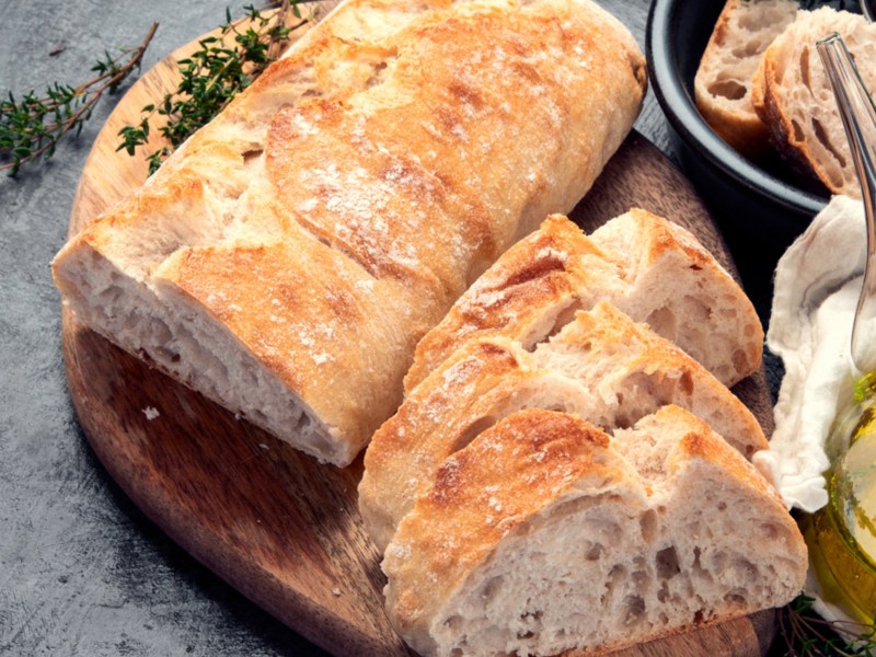 Frisches Ciabatta Brot mit Olivenöl.