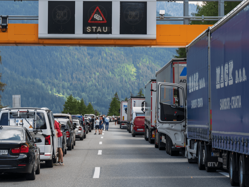 Stau auf einer Autobahn.
