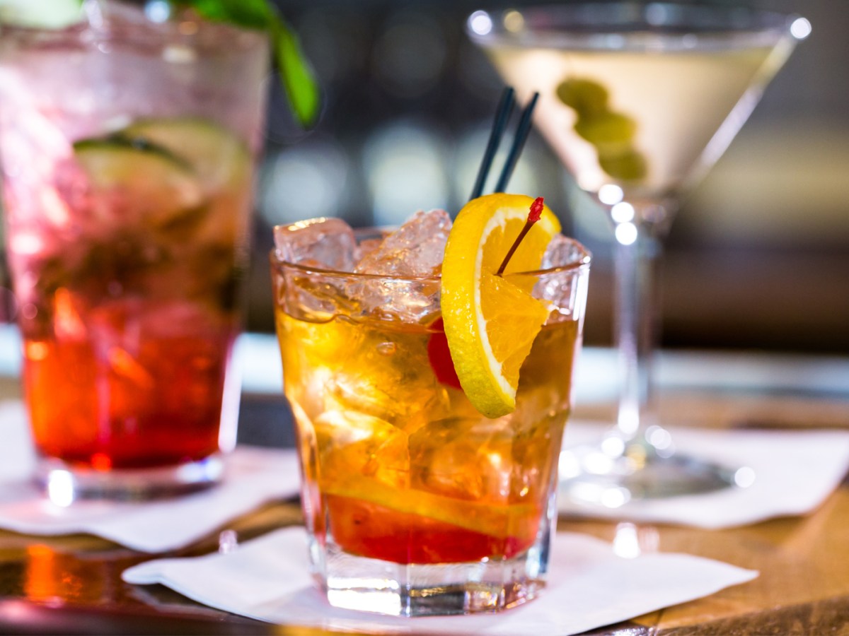 Leckere Cocktails in verschiedenen Farben und Gläsern