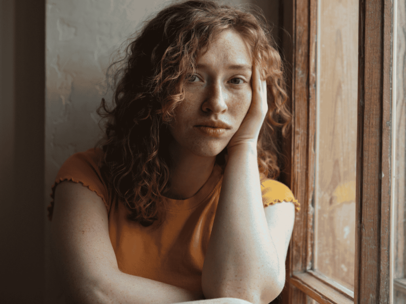 Junge Frau mit roten Locken blicke ernst