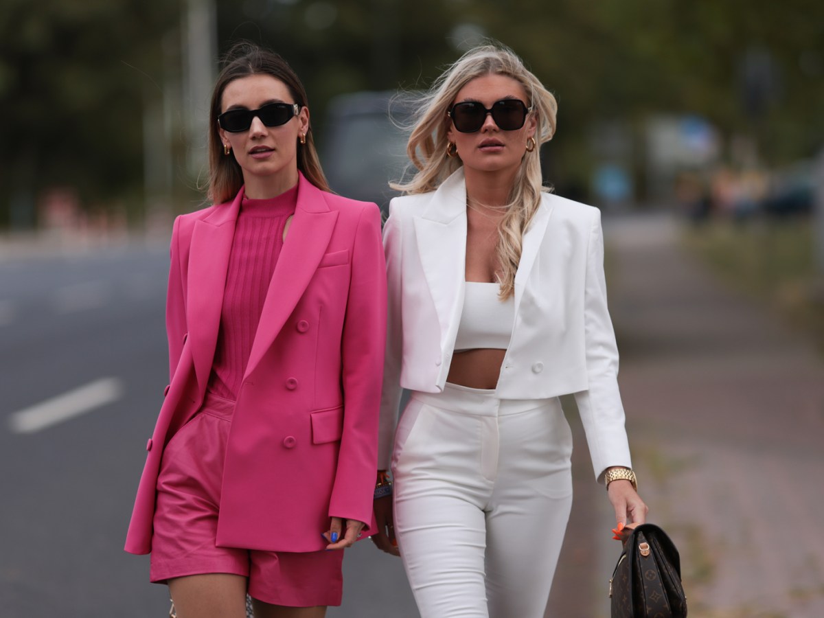 Streetstyle mit pinkem Hosenanzug.
