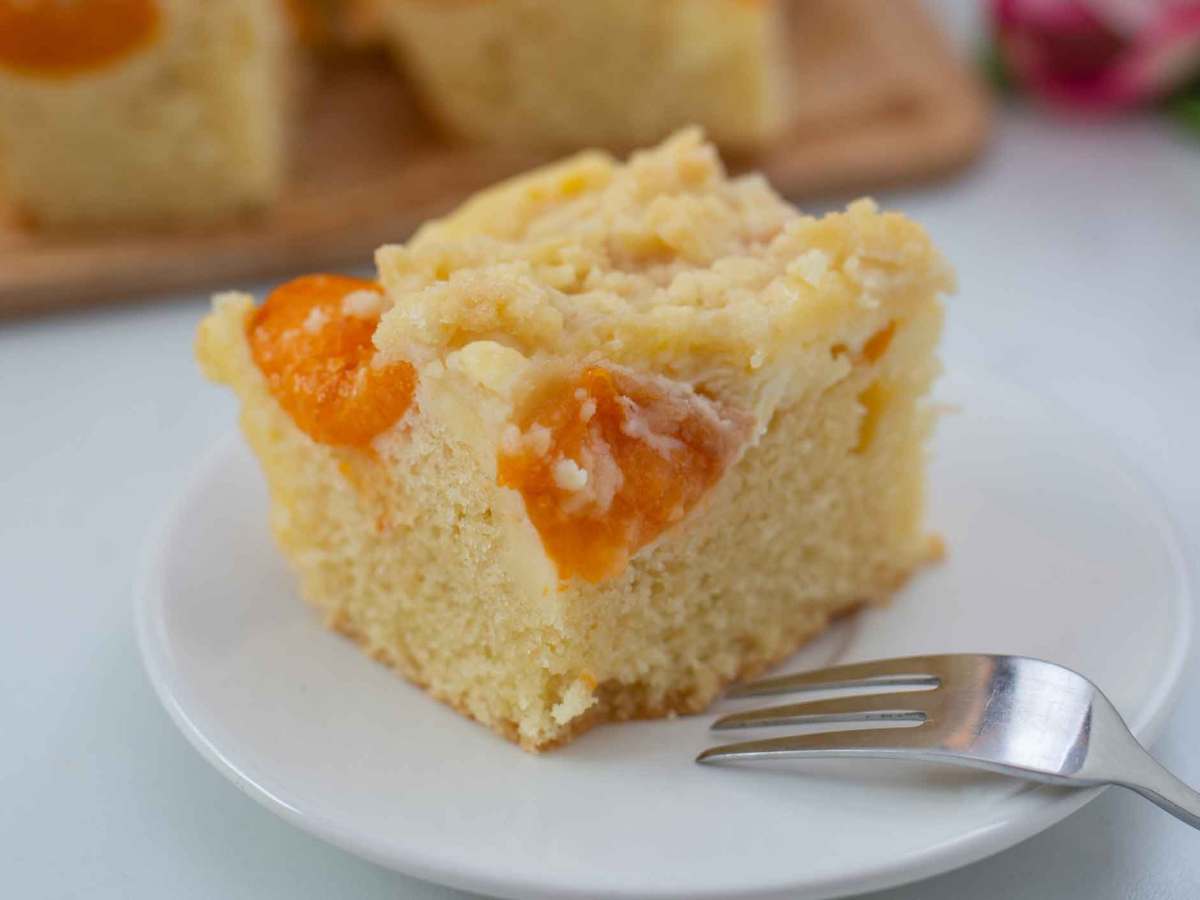 Pfirsichschnitten auf Teller