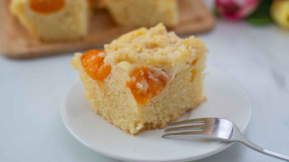 Pfirsichschnitten auf Teller