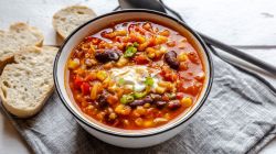 Veganes Chili sin carne in einer wei&szlig;en Suppensch&uuml;ssel.