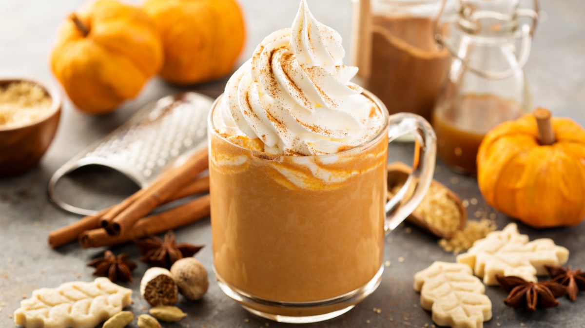 Pumpkin Spice Latte in Glas.