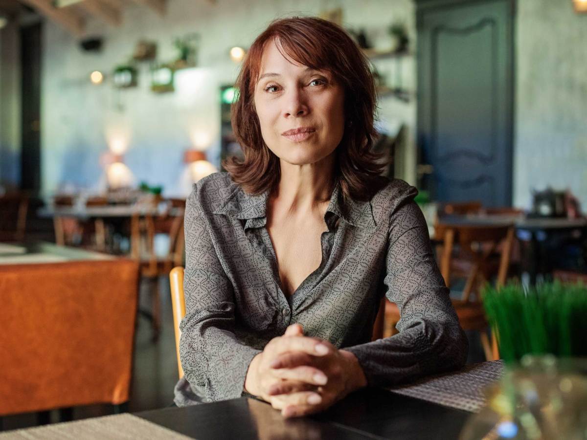 &Auml;ltere Frau im Restaurant sitzend, Portr&auml;t