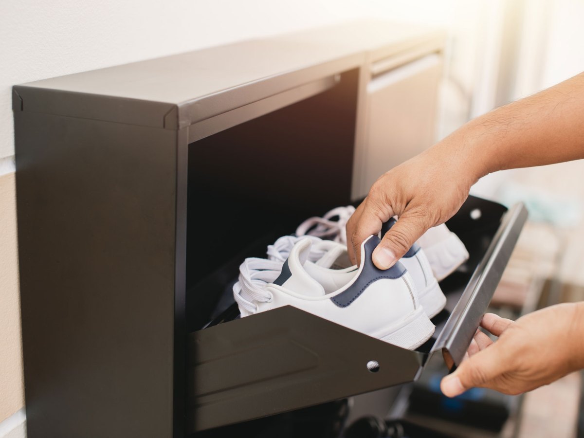 Frau, die ihre Schuhe täglich wechselt.