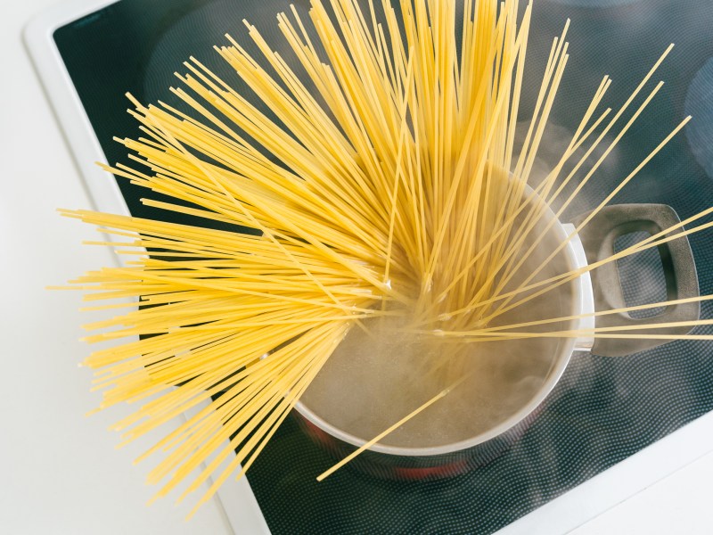 Spaghetti-Nudeln in Kochtopf