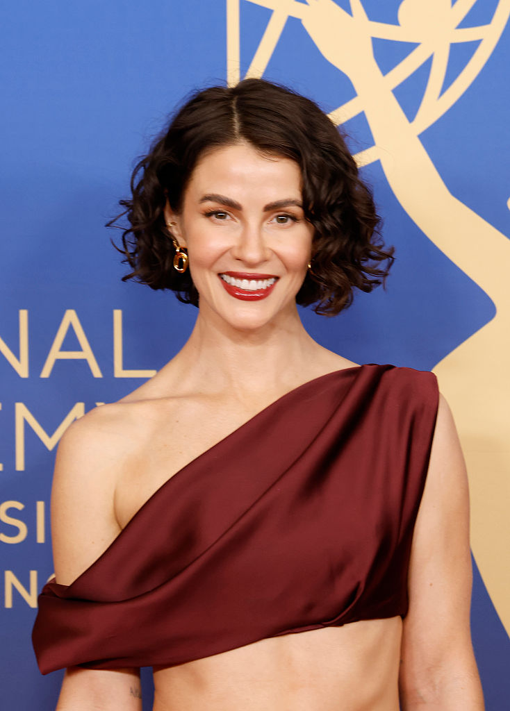 Kinnlange Bob-Frisur mit Locken.