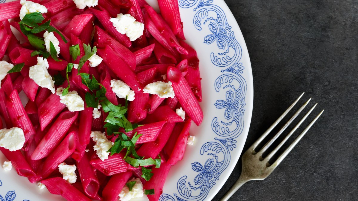 Rote Bete Pasta mit Feta und Basilikum.