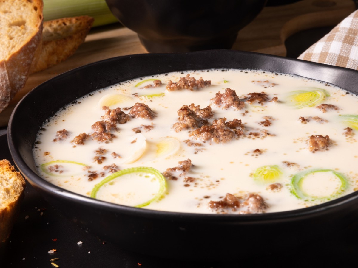 Käse-Lauch-Suppe mit Hackfleisch: Der beste Seelenwärmer für kalte Tage