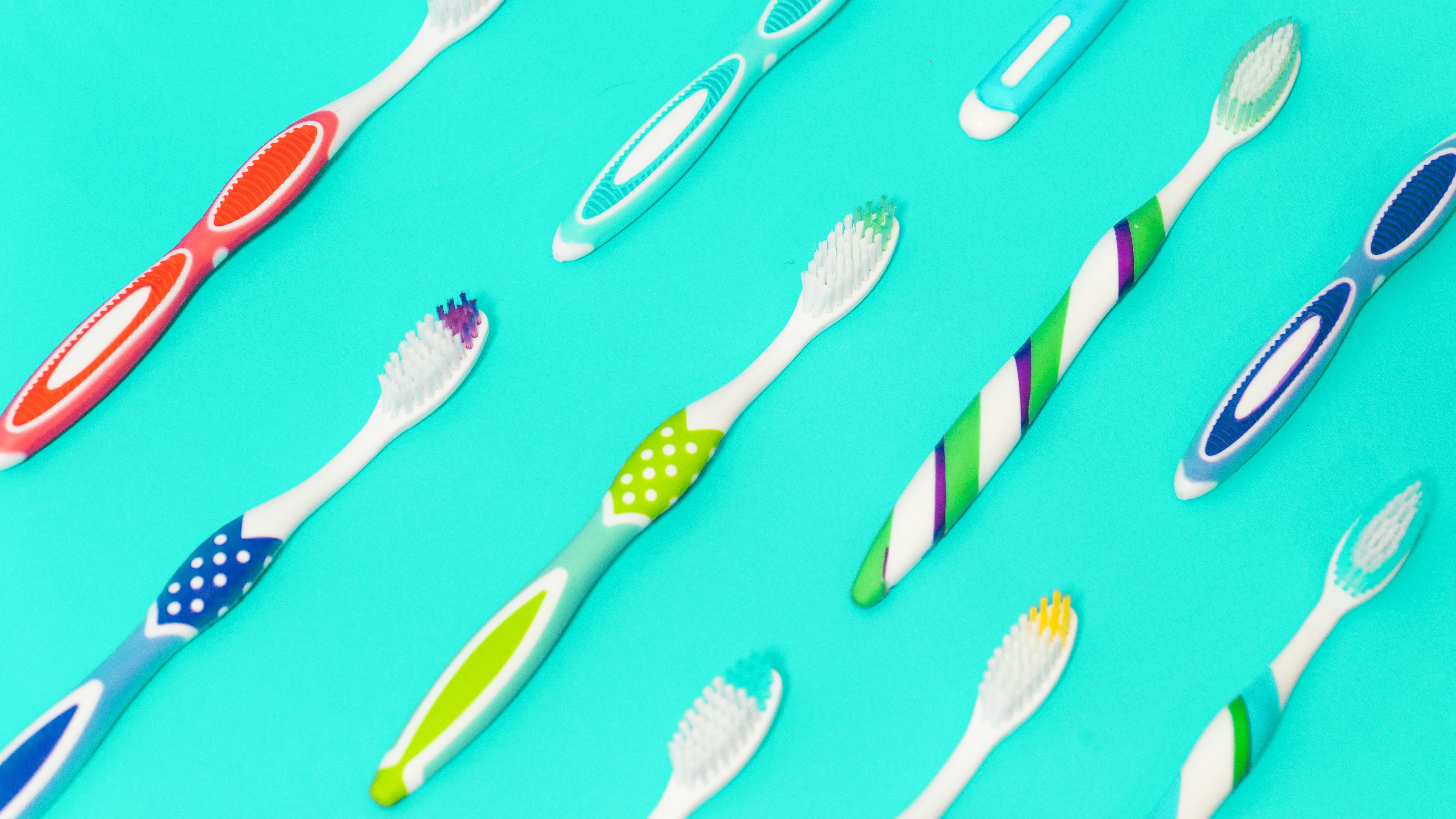Fehler beim Zähne putzen: Falsche Zahnbürste benutzen