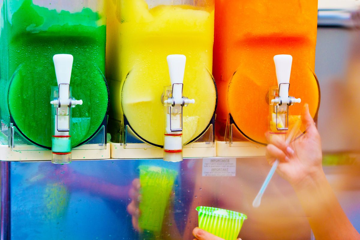 Slush-Eis aus Automaten ist häufig mit zu viel Zucker und Zusatzstoffen belastet
