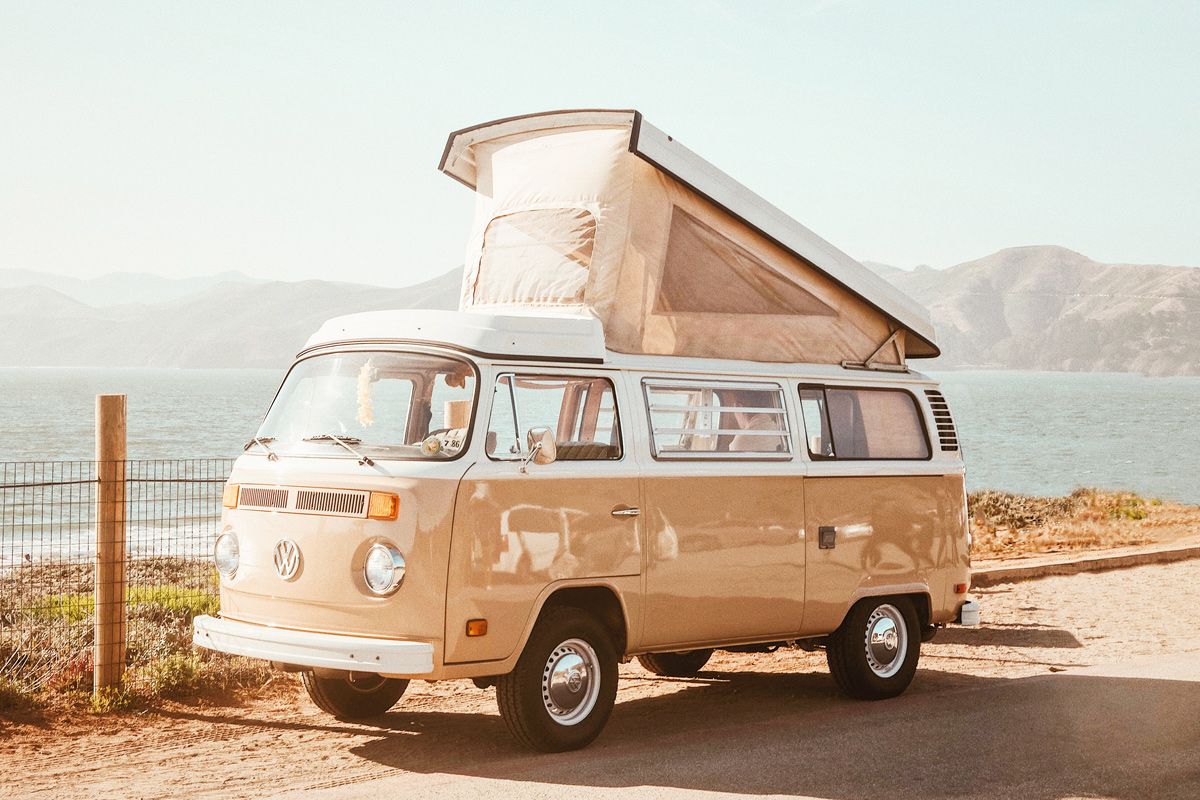 Mit einem Wohnwagen oder Van seid ihr beim Reisen flexibel
