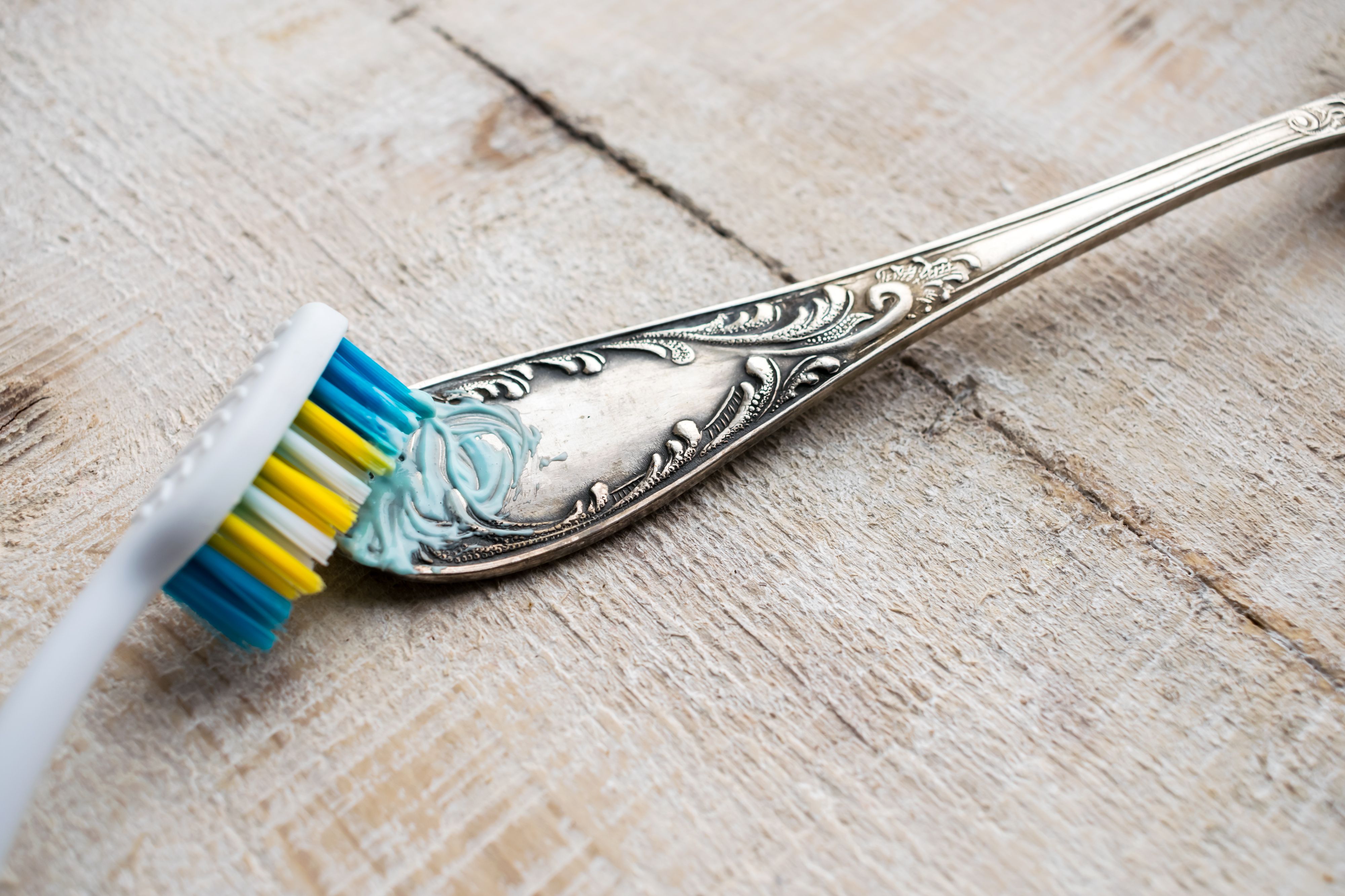 Silberbesteck reinigen mit Zahnpasta