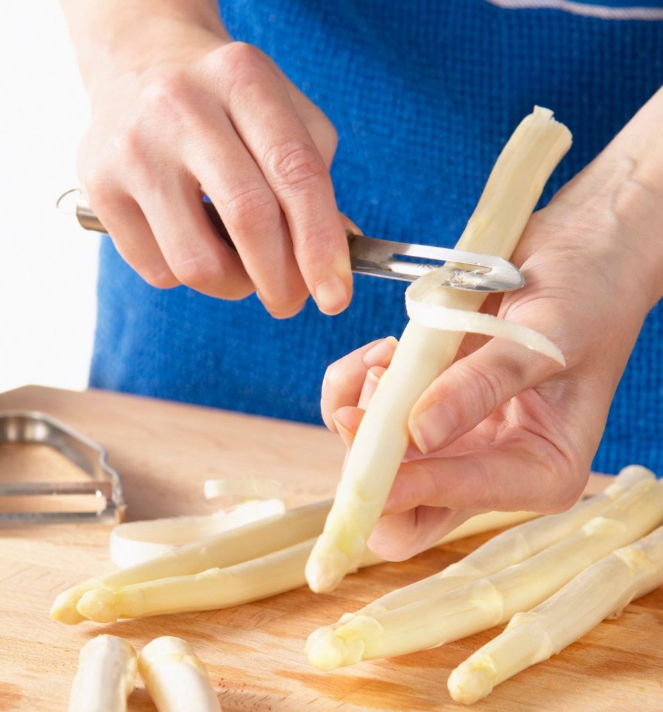 Spargel schälen Frau schält Spargel
