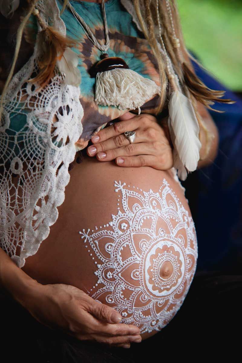 Frau mit bemalten Babybauch: Mandalas