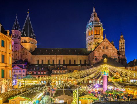 Der Historischer Weihnachtsmarkt auf dem Domplatz in Mainz.