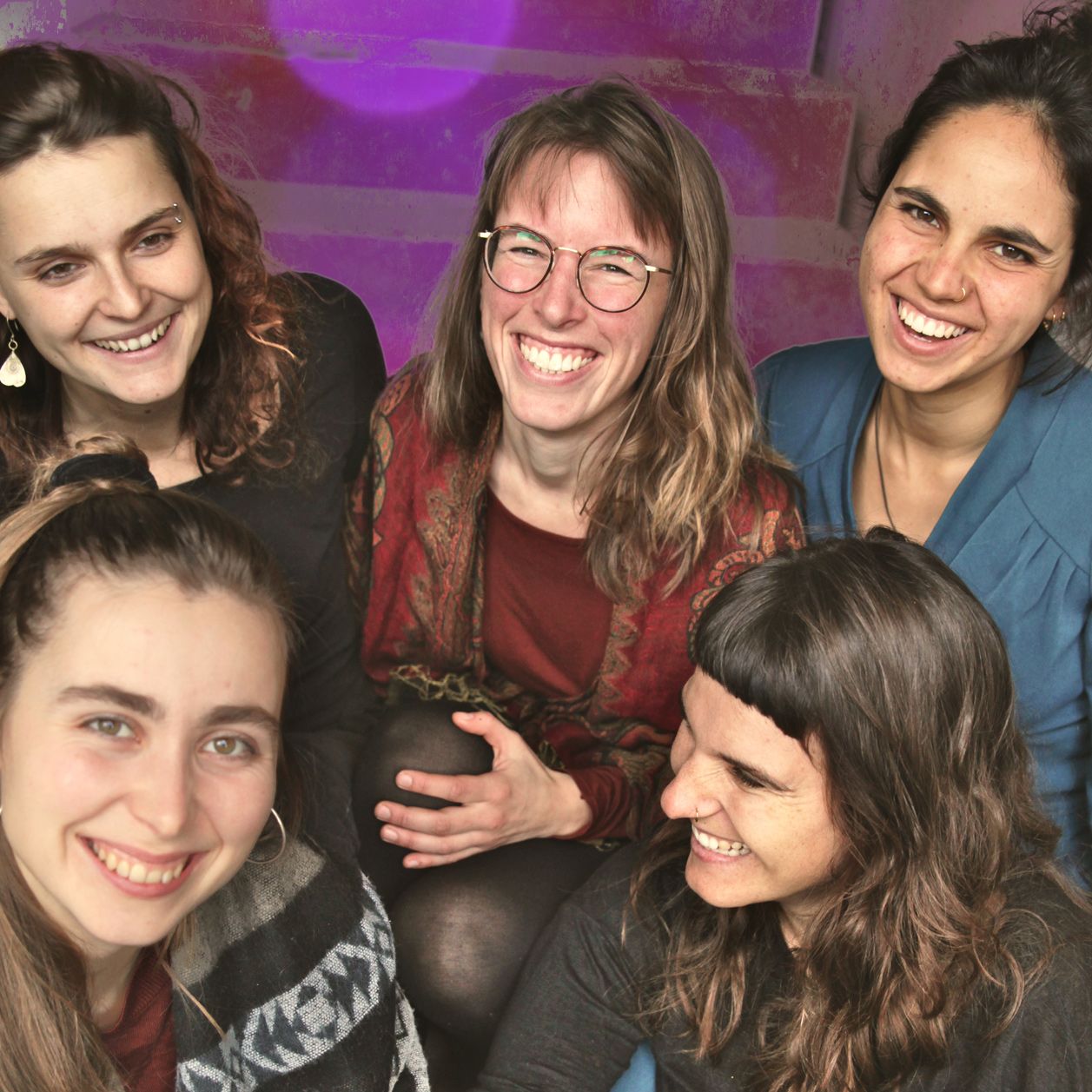 Das Team vom Vulvaversity Kollektiv: Janna, Gwen, Antonia, Joana und Indra