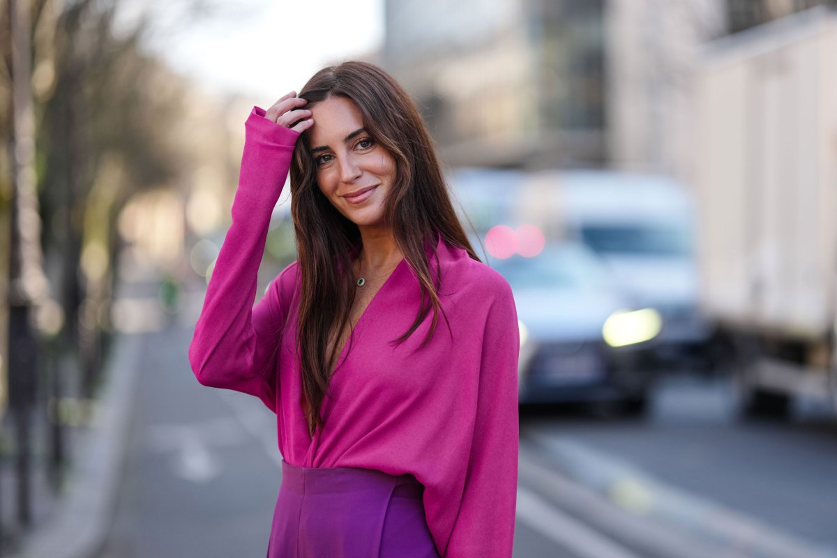 Frau mit pinker Bluse und langen Haaren