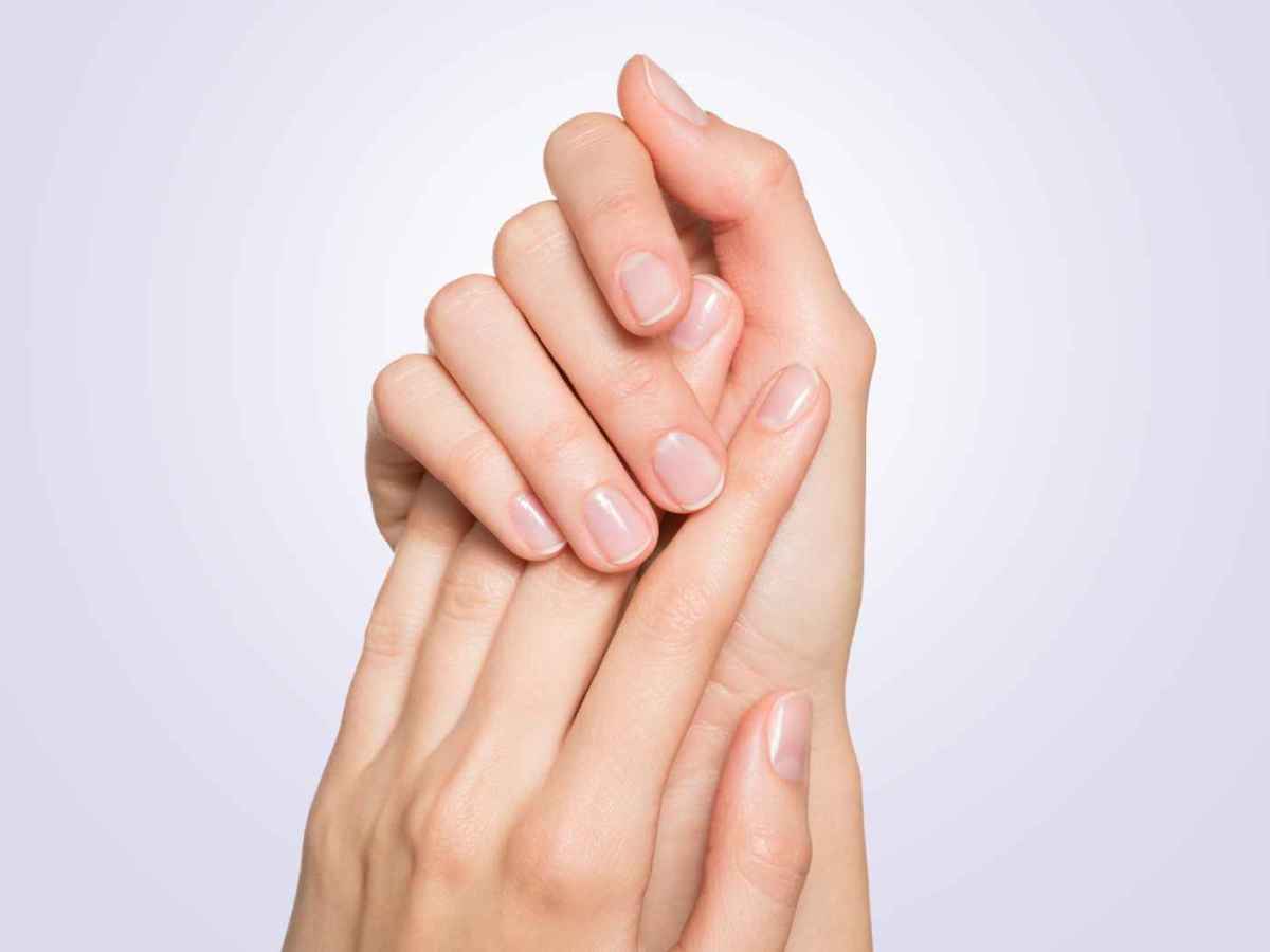 Gefaltete Hände vor einem blauen Hintergrund