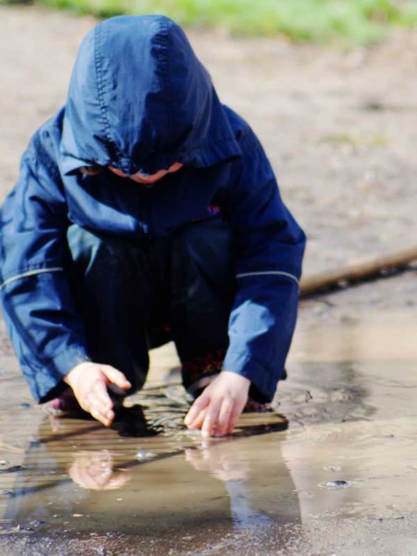 Brauchen Kinder wirklich Matschhosen? Finnische Forscherinnen fordern Umdenken in der Erziehung