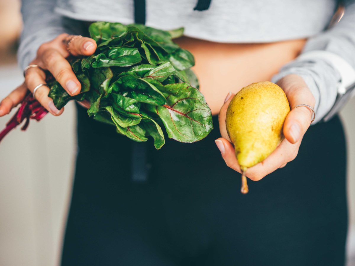 Nahaufnahme einer Frau mit Gem&uuml;se und Obst.