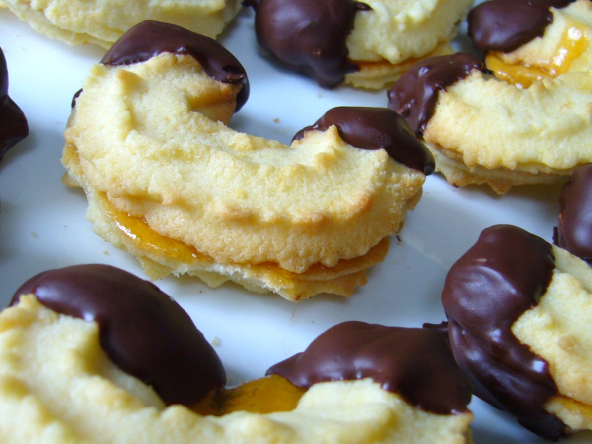 Linzer Kipferl auf weißem Teller.