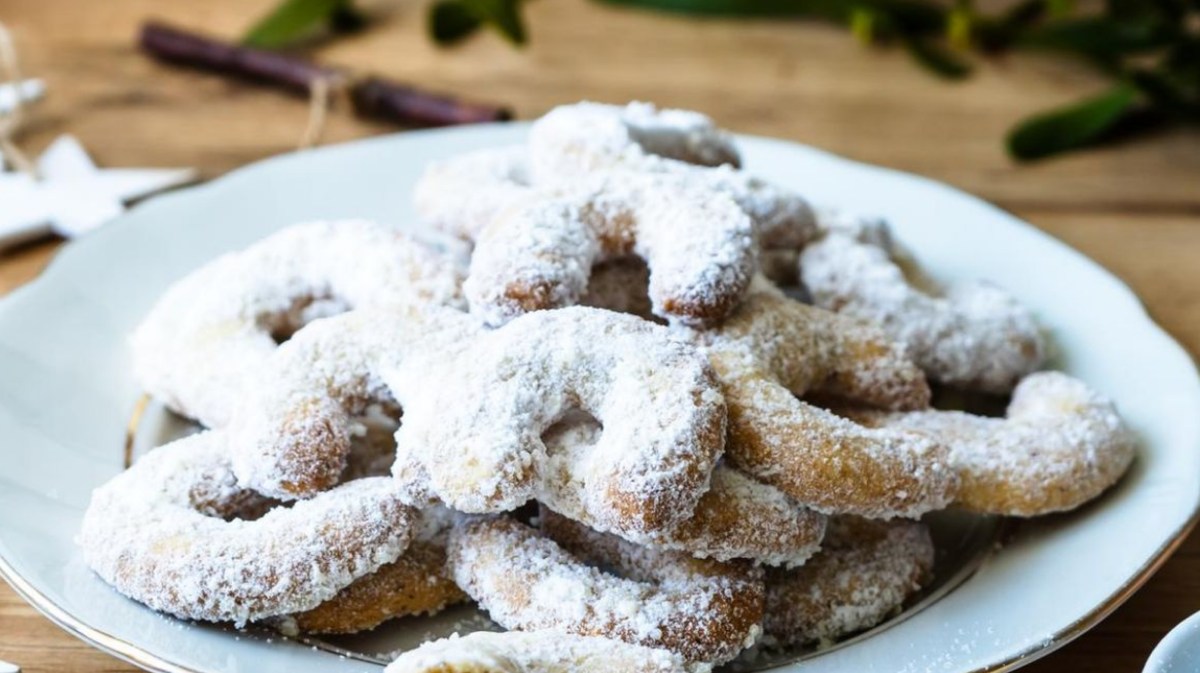 Vanillekipferl auf einem weißen Teller.