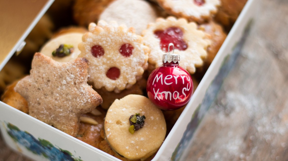 Verschiedene Weihnachtsplätzchen in Blechdose.