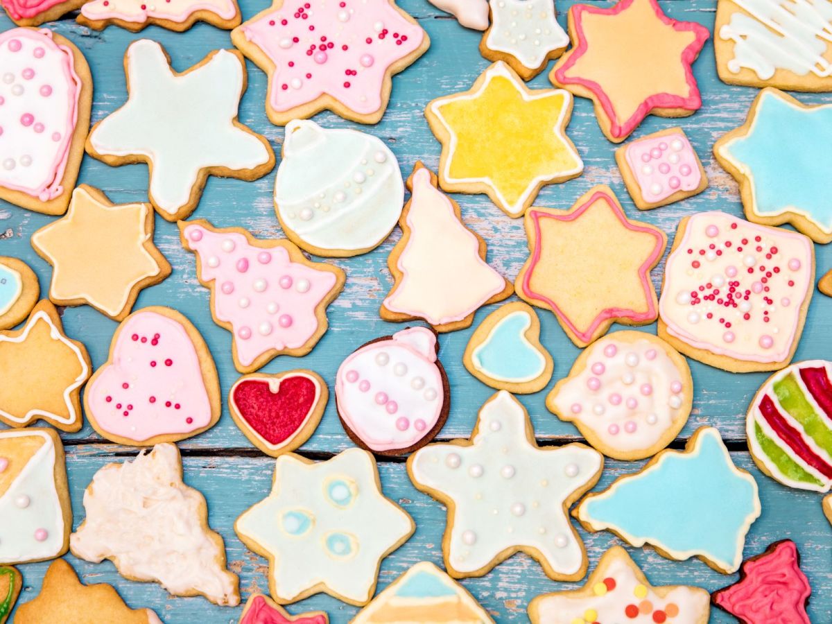 Plätzchen dekorieren ohne Sauerei: Dieser Trick ist Gold wert