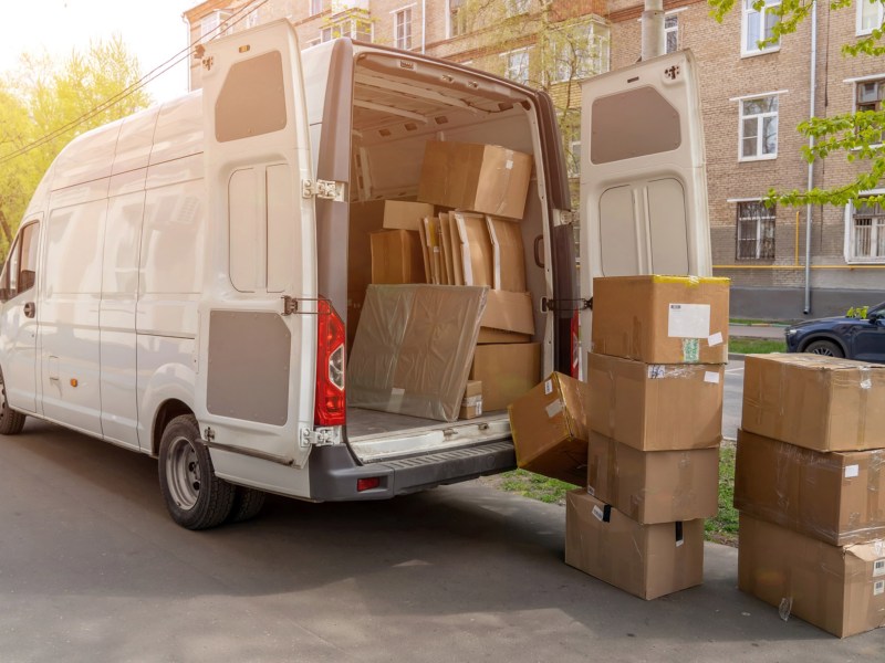 Umzugswagen vor Haus.