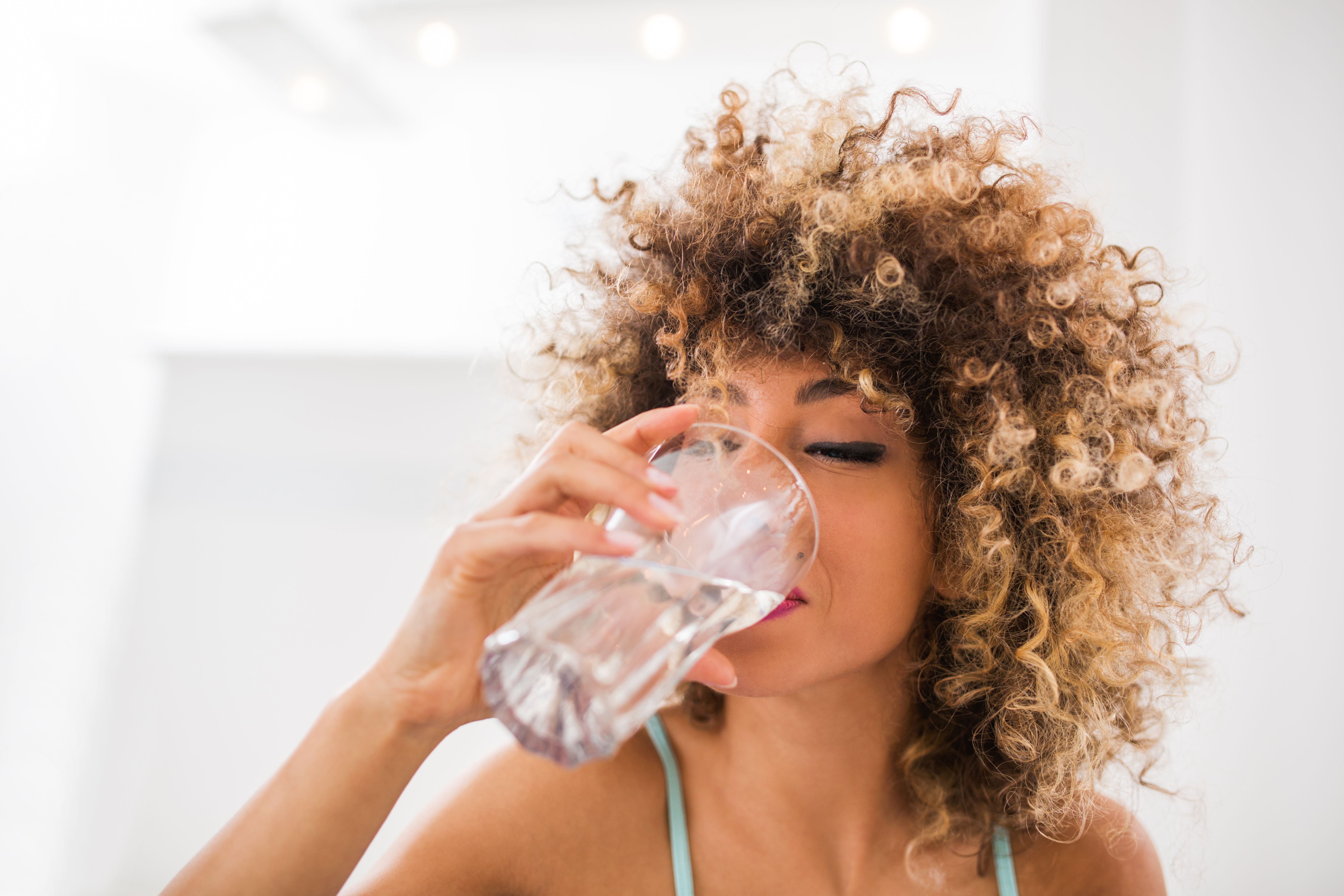 Tipp gegen Kater: Vor dem Schlafen viel Wasser trinken