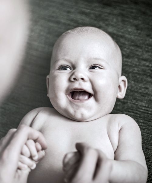 Die Babymassage fördert den Körperkontakt zu den Eltern.