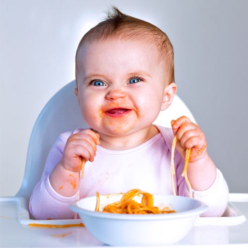 Ab circa 12 Monaten kann euer Kind ganz normal mitessen.